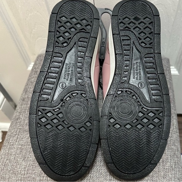 Hello Kitty Women’s Pink, White, And Black Casual Court Sneakers Size 9 NEW - Picture 12 of 12